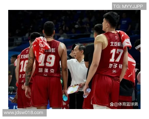 付豪内线强攻展现霸气风范助力球队逆转胜利的精彩瞬间