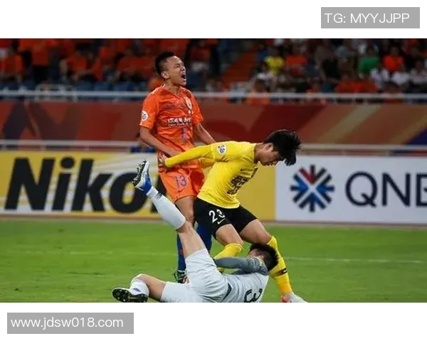 蒋光太奋力封堵射门展现顽强防守精神助力球队稳固胜局