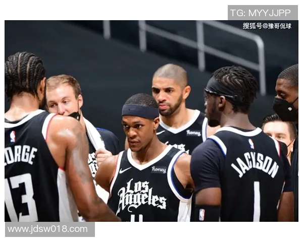 向余望突破传中助力球队逆转胜利的关键时刻分析与战术探讨 向余望突破传中助力球队逆转胜利的关键时刻分析与战术探讨