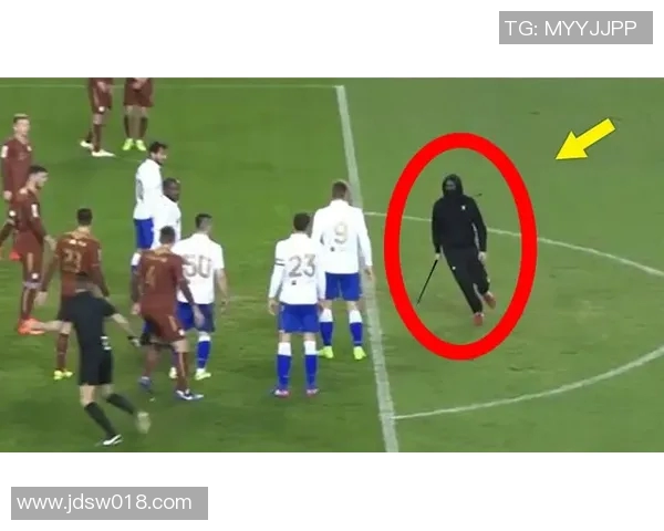 裸男球迷闯入,足球场乱成一团——那一夜的足球风暴 裸男球迷闯入,足球场乱成一团——那一夜的足球风暴